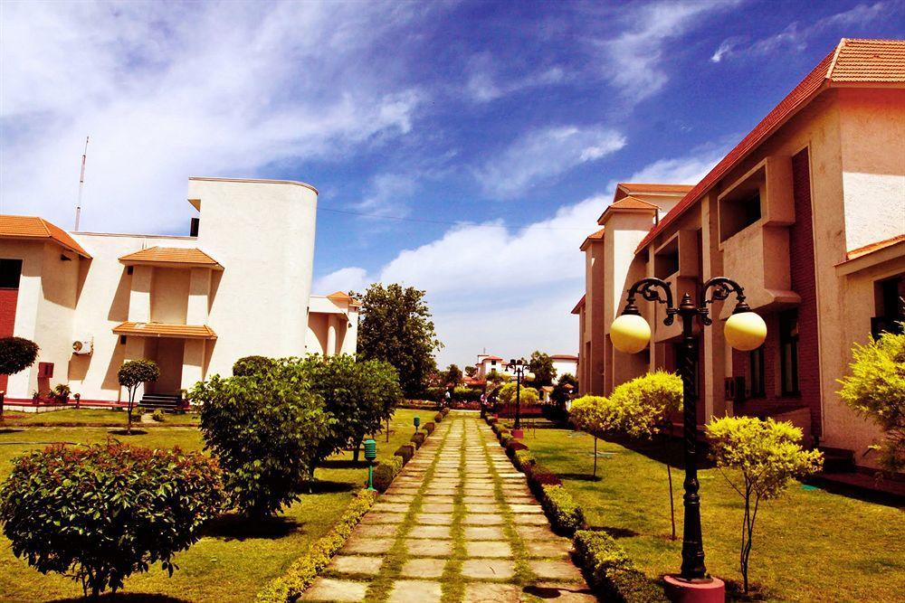 Naturoville Ayurvedic And Yoga Retreat Hotel Rishīkesh Eksteriør billede